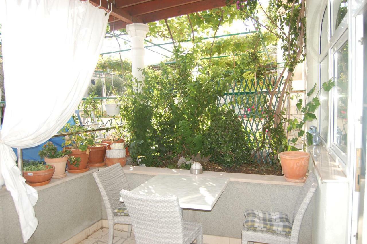 Studio Apartment For 2 Adults And 1 Child Makarska Kültér fotó