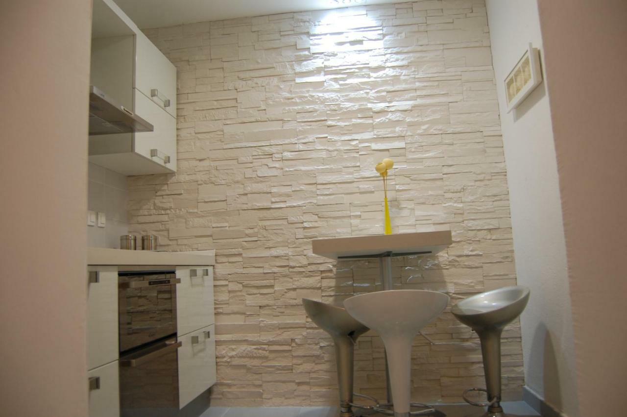 Studio Apartment For 2 Adults And 1 Child Makarska Kültér fotó