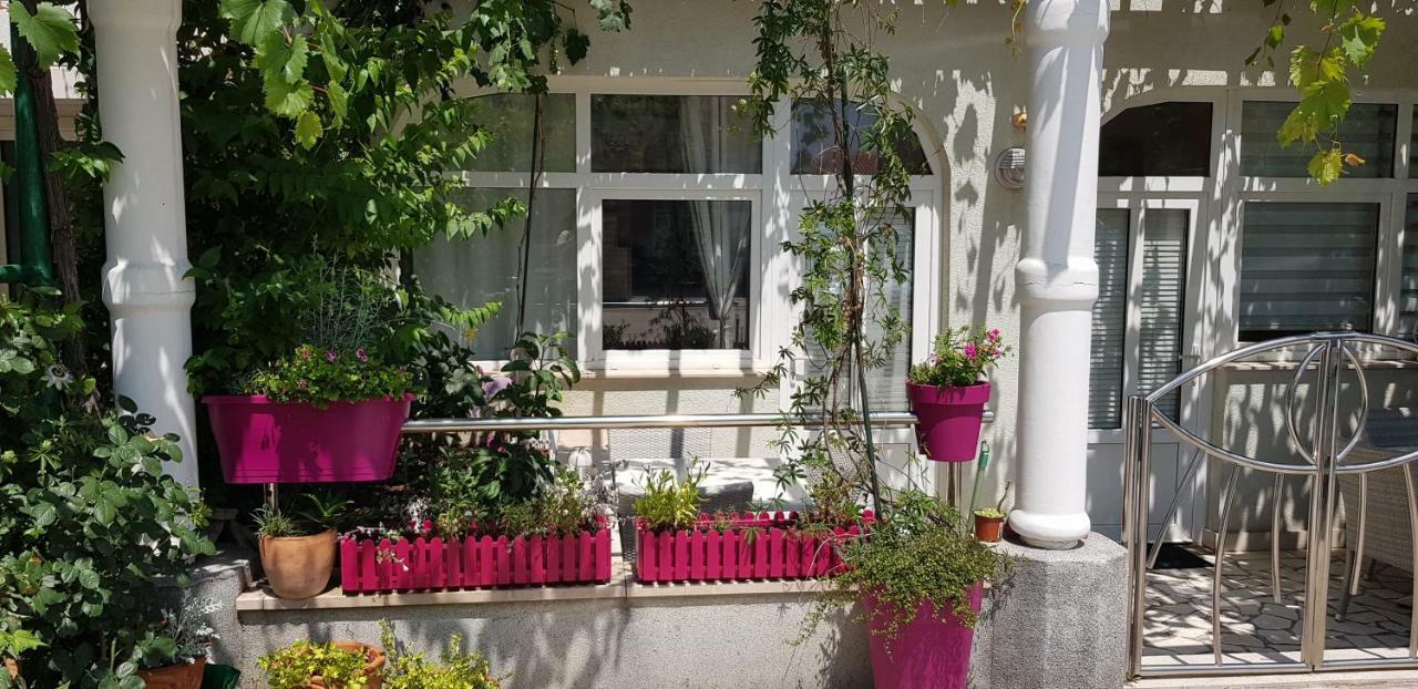 Studio Apartment For 2 Adults And 1 Child Makarska Kültér fotó