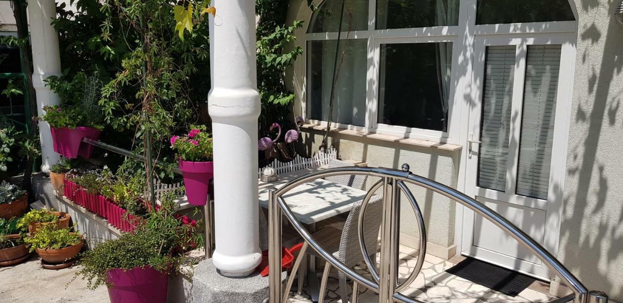 Studio Apartment For 2 Adults And 1 Child Makarska Kültér fotó